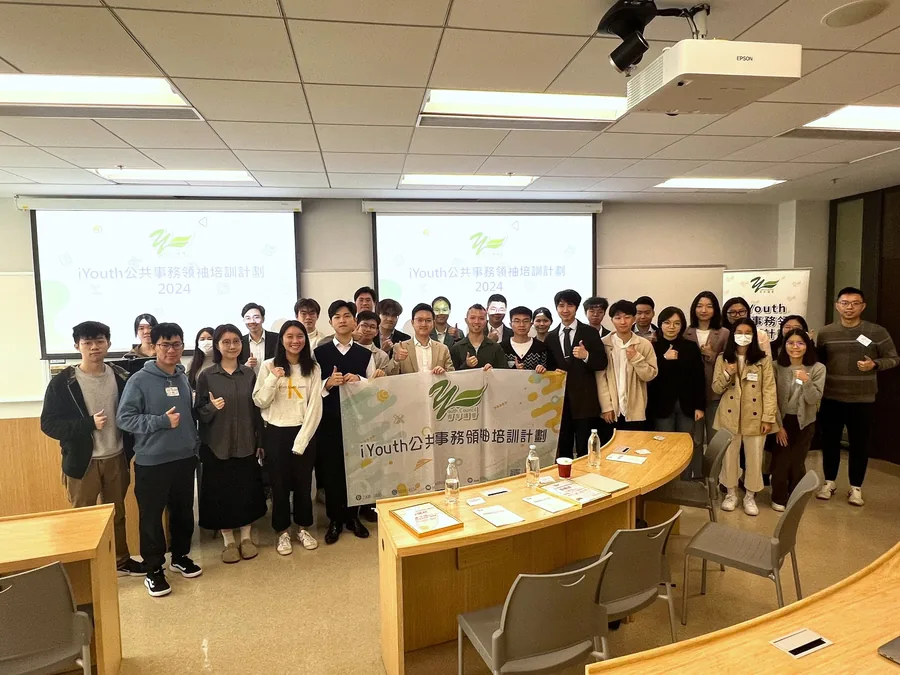 會議室內學員與講者的合照。