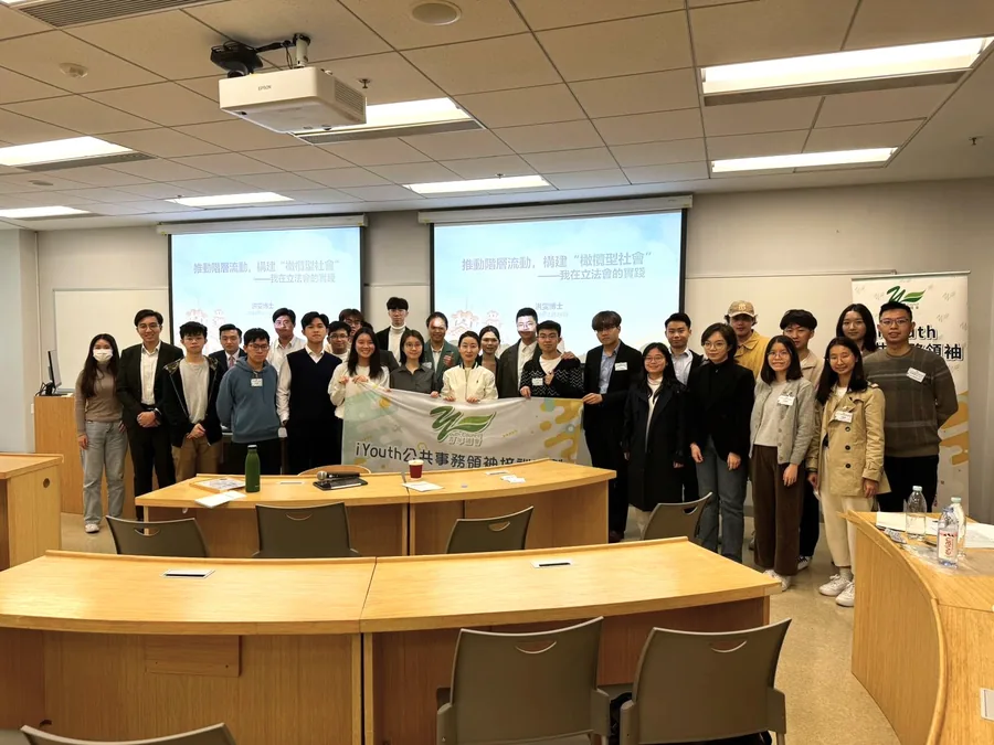洪雯博士的分享課後，學員在會議室內與議員合照。