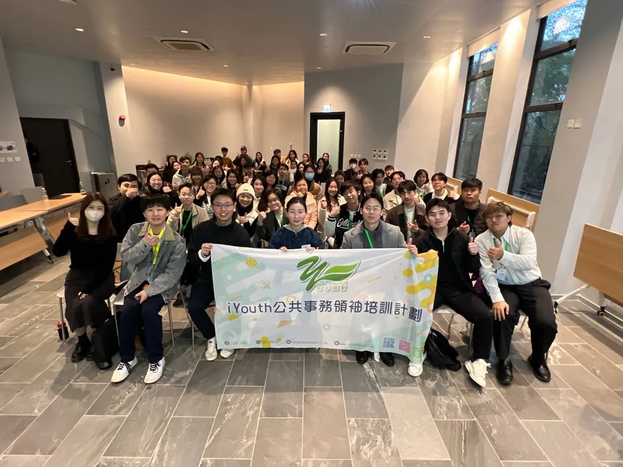 iYouth 學員在課室內手持計劃橫額合照。