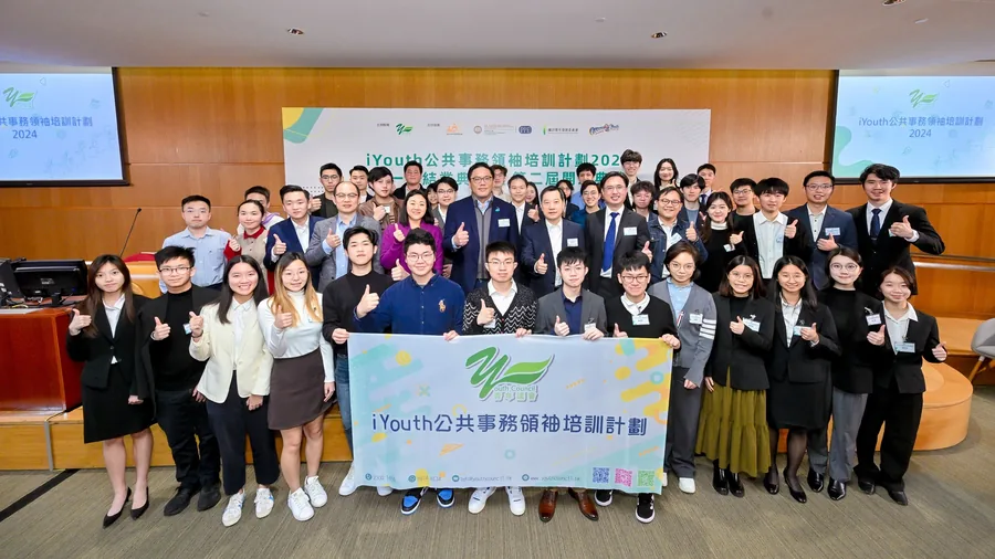 典禮上嘉賓與學員在台前的大合照。
