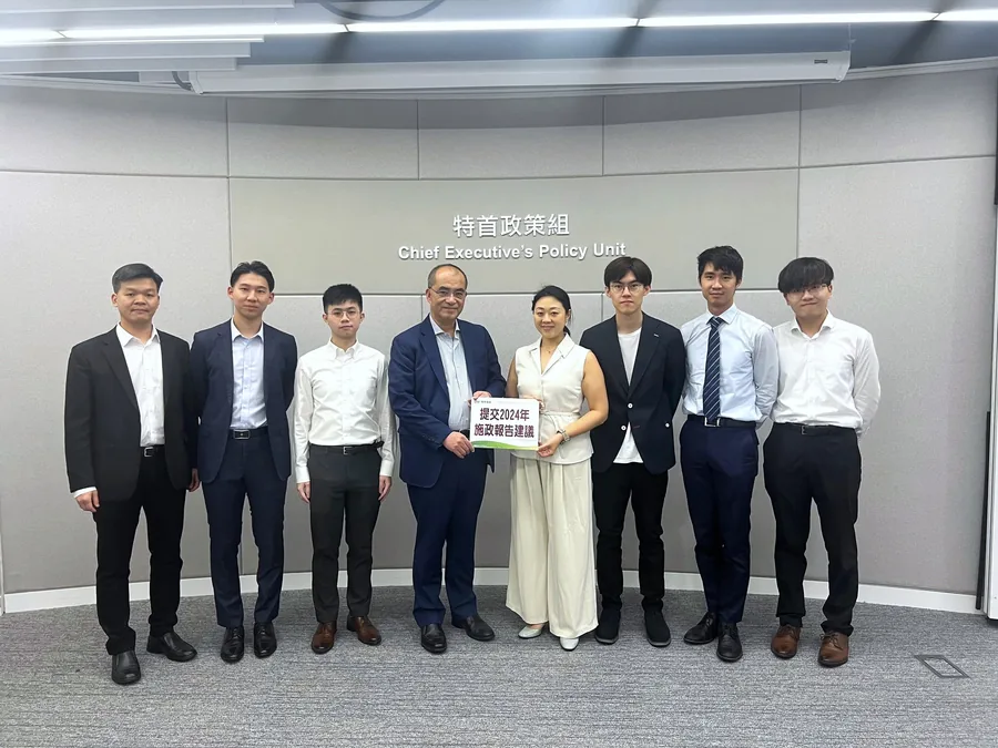 到訪特首政策組後的合照。