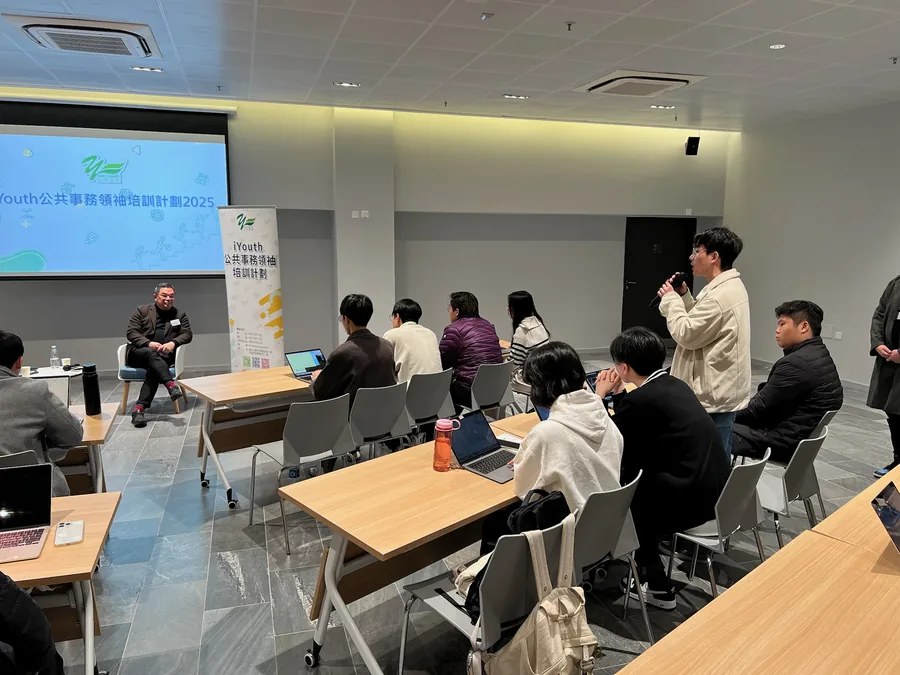 學員在課室後方站立聆聽講者分享。