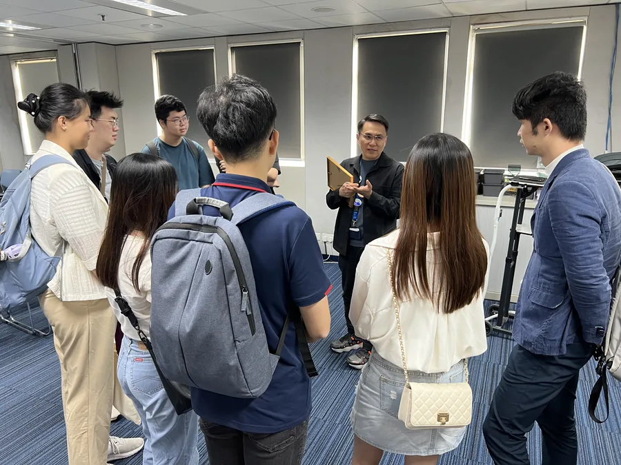 學員圍在一起與嘉賓交流。