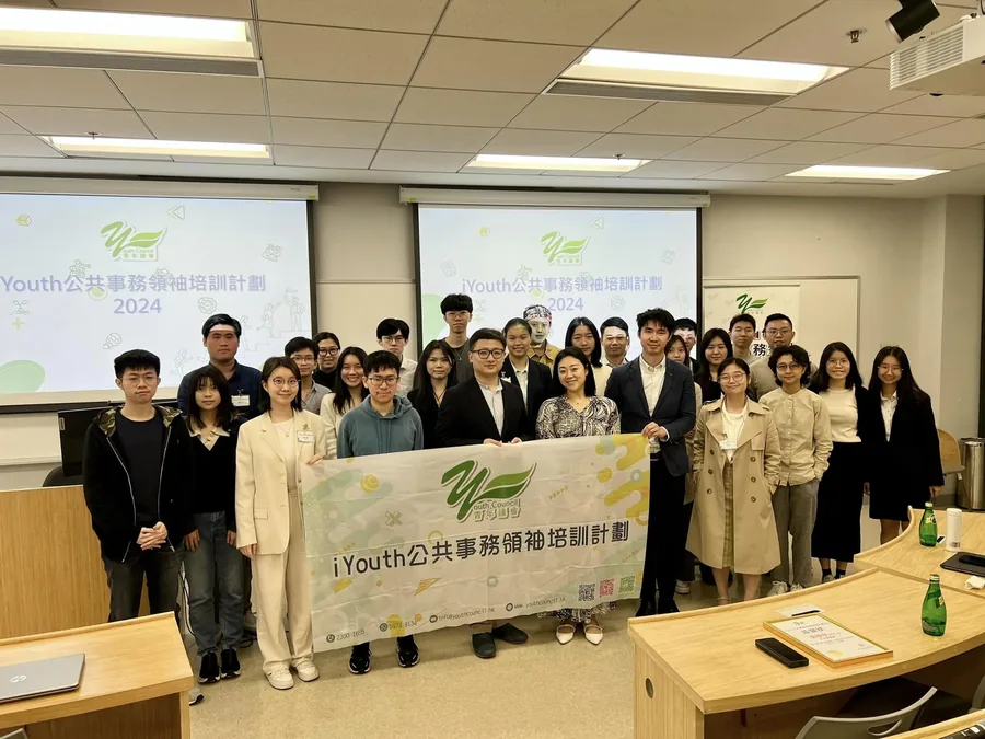 課室內學員與議員的合照。