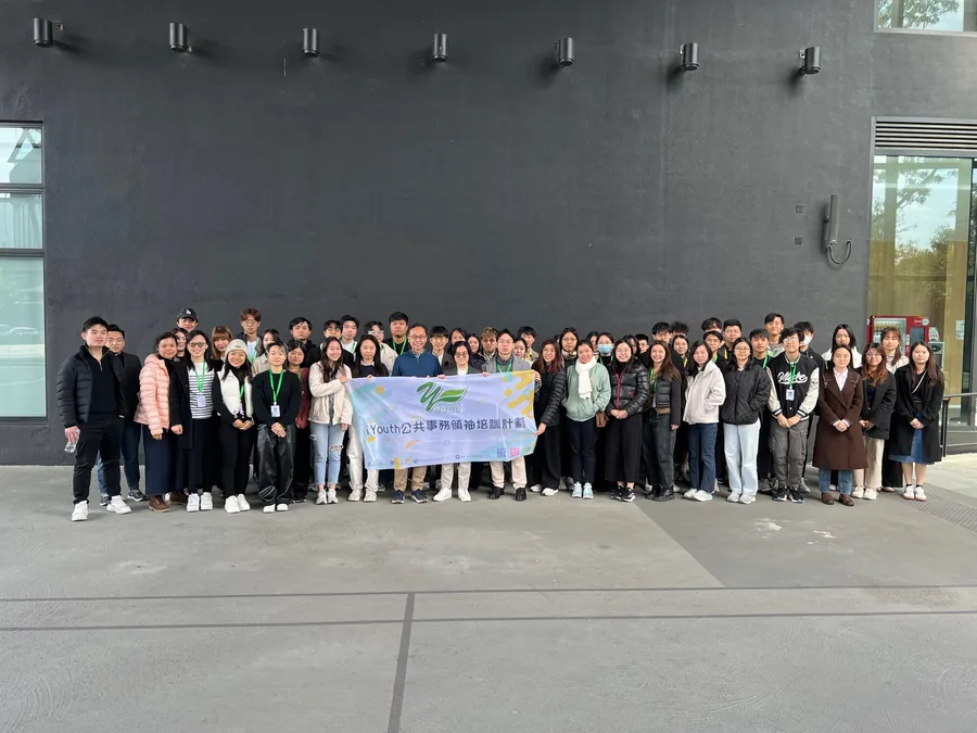 iYouth 學員在講堂內持橫額合照。