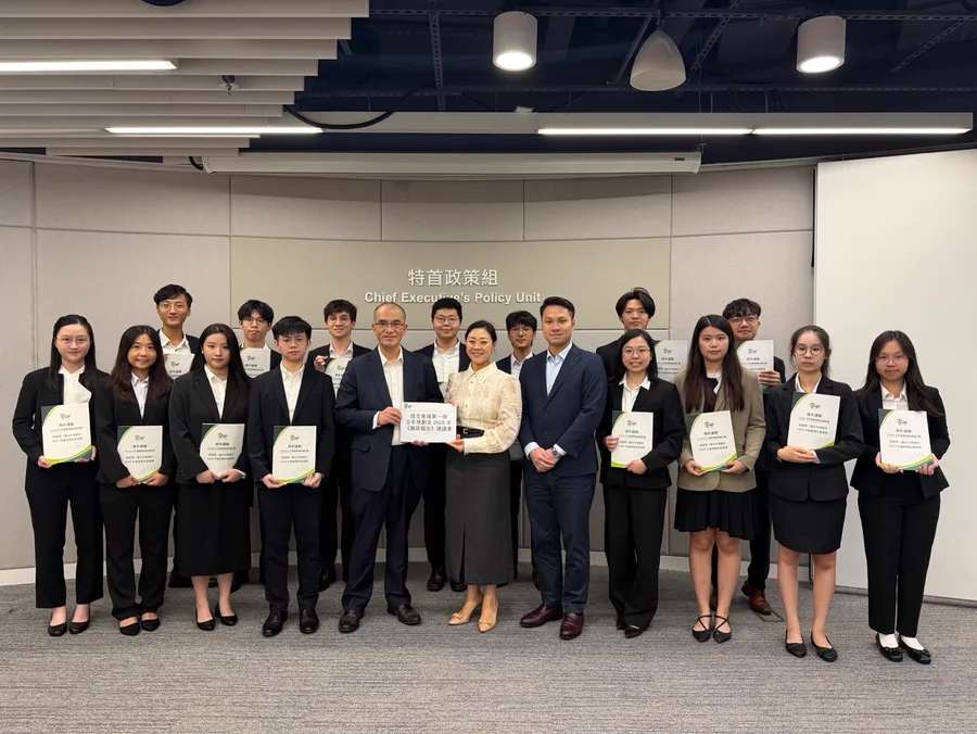 青年議會代表、iYouth 籌委及學員與特首政策組代表在會議室前排合照，多位成員手持建議書。