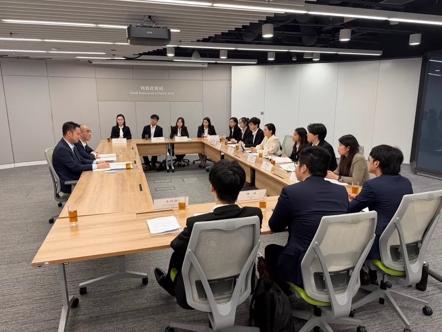 會議室長桌兩旁坐滿青年議會代表與特首政策組人員，會面進行中的廣角照。