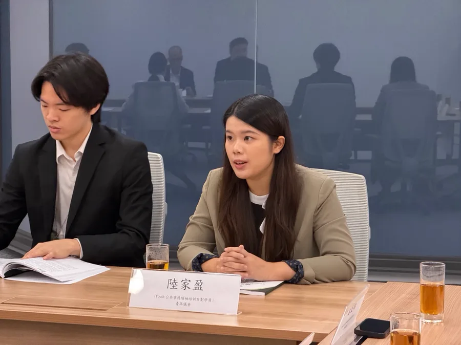 一位男學員與一位女學員並坐發言，前方名牌寫有「陸家盈」。